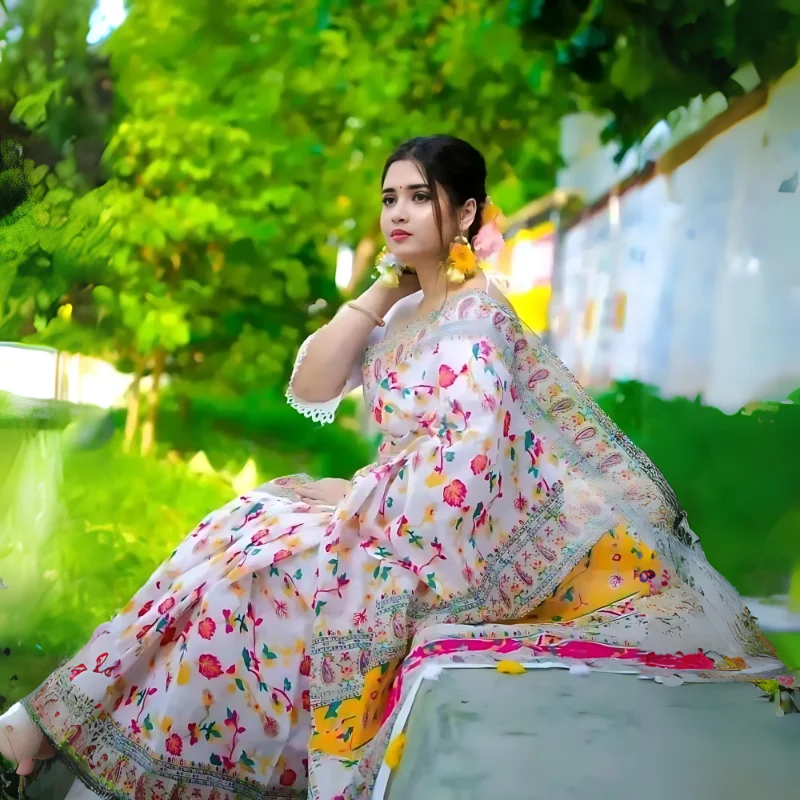 শাড়ীতেই নারী